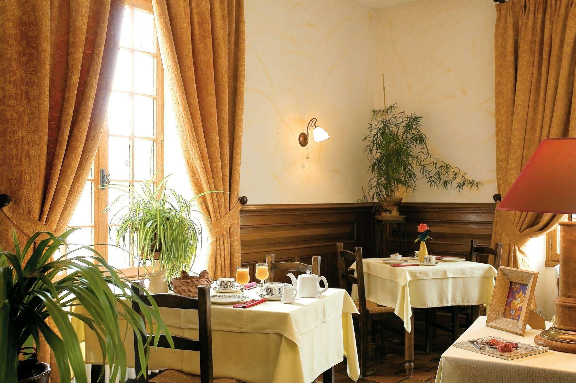 Logis Hotel-Restaurant Le Relais Hauterives Exteriér fotografie